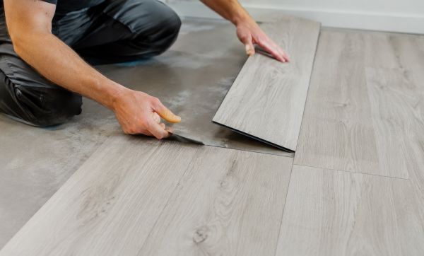 Dalles PVC clipsables ou adhésives : quel choix pour un intérieur moderne ?