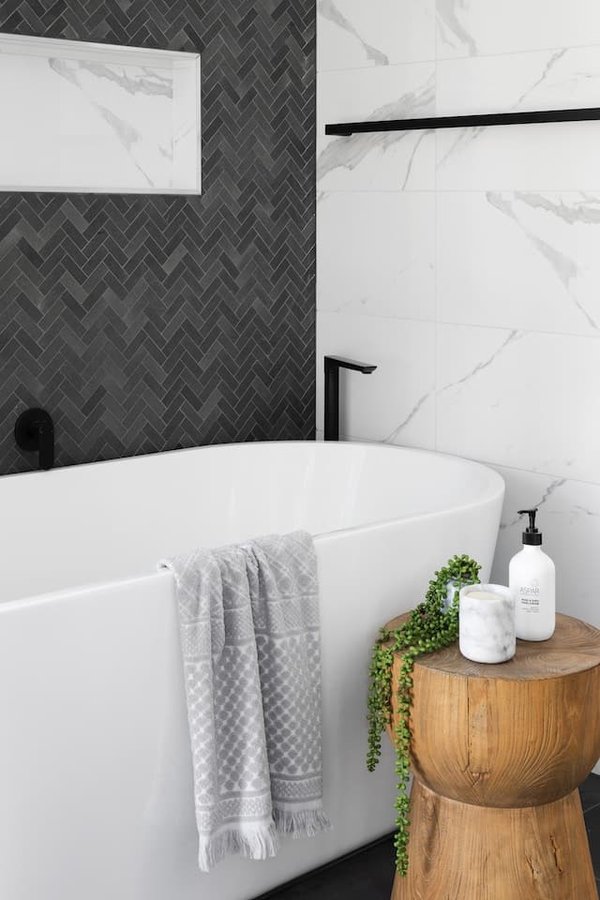 Les joies d'une salle de bain avec une baignoire
