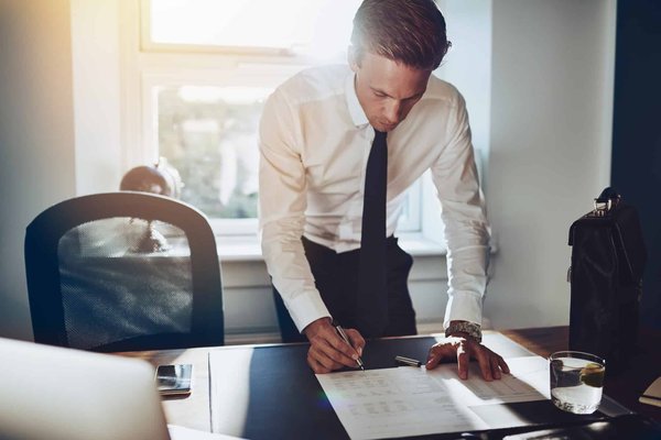 Comment alterner efficacement entre positions assise et debout au bureau ?