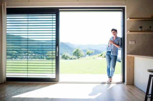 Installez une porte-fenêtre coulissante pour moderniser votre espace