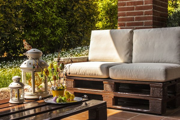 Table basse idéale pour jardin : le charme des palettes